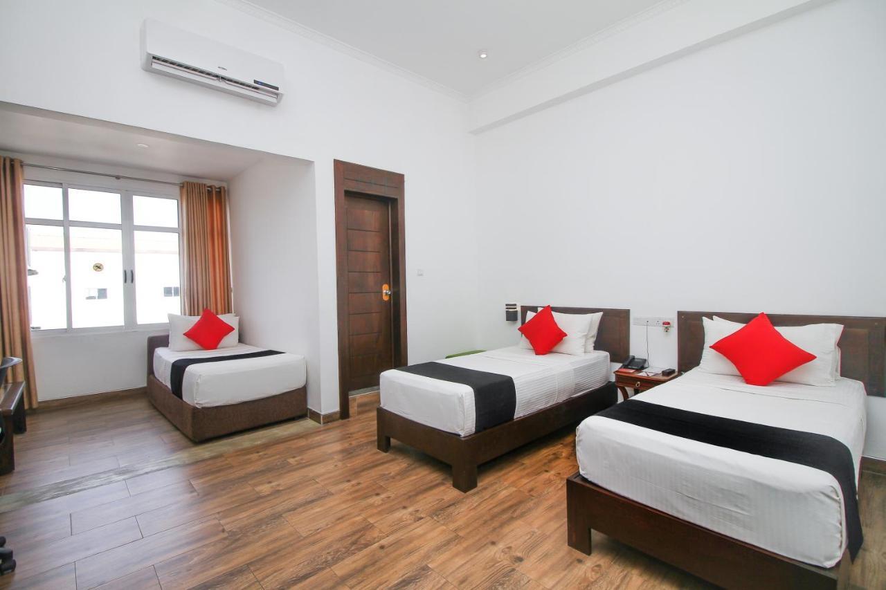 Sasha Transit Hotel Katunayake Exterior photo